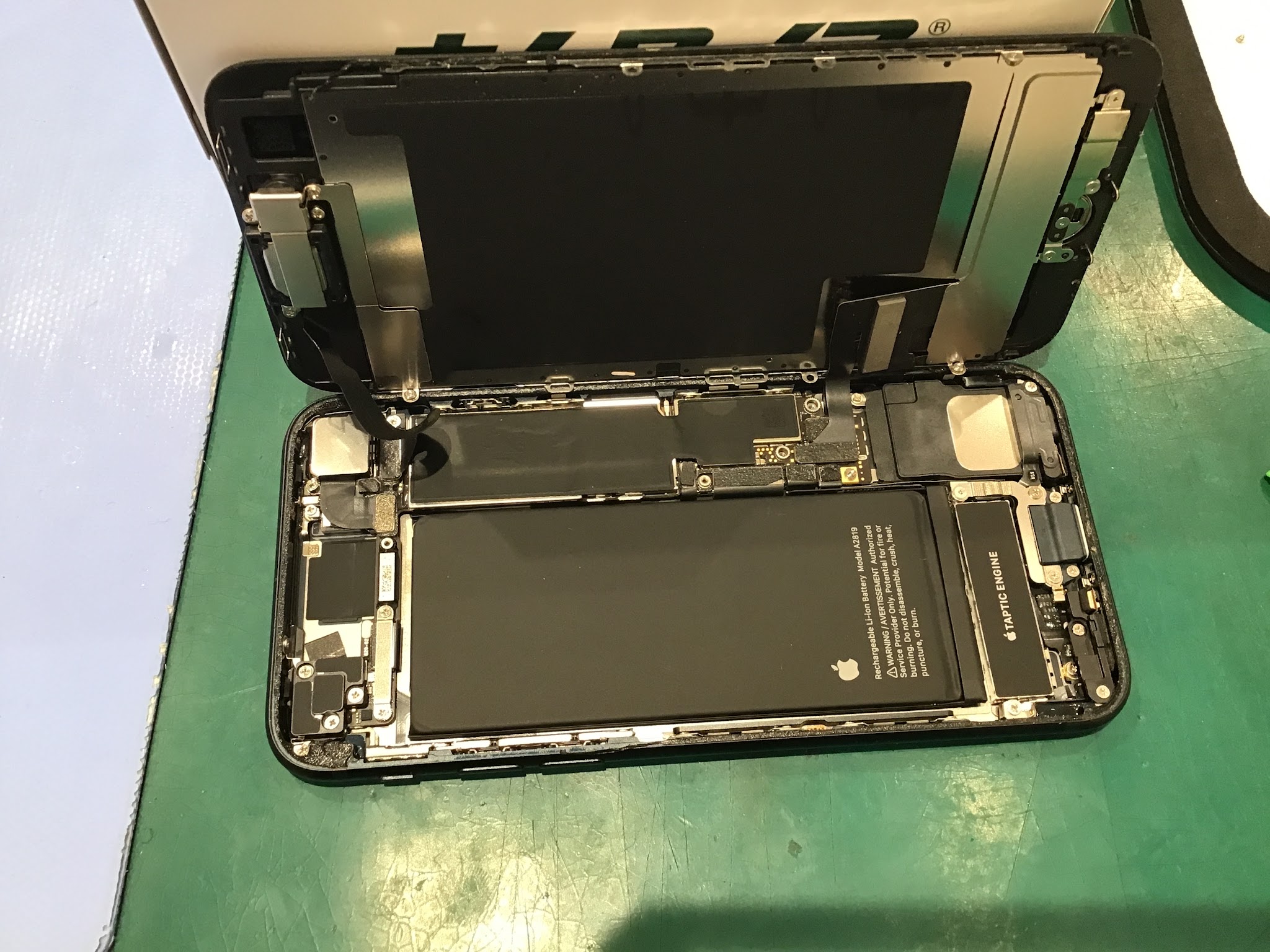電池のヘリが気になるようになってきたiPhoneSe第3世代(アイフォーン)はスマホ修理工房丸井錦糸町店にご相談ください！